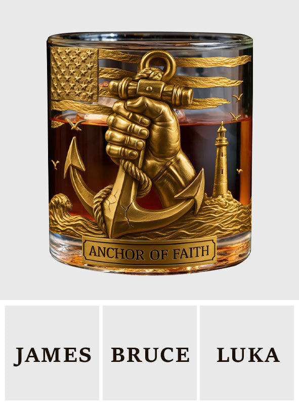 Hand hält einen Anker - Personalisiertes Whiskyglas für Bootsfahrer