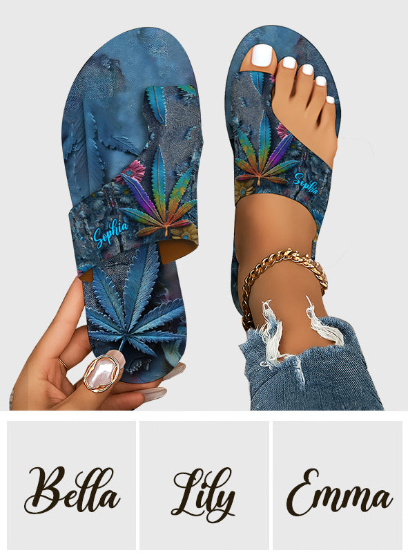 Stoner Chic – Personalisierte Zehenstegsandalen mit Weed-Motiv