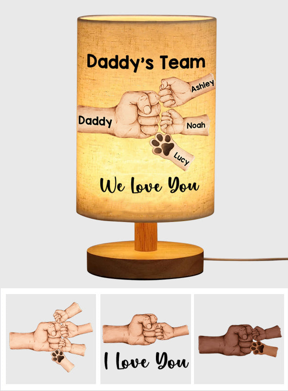 Daddy's Team First Bump – Personalisierte Tischlampe für Väter mit Holzfuß