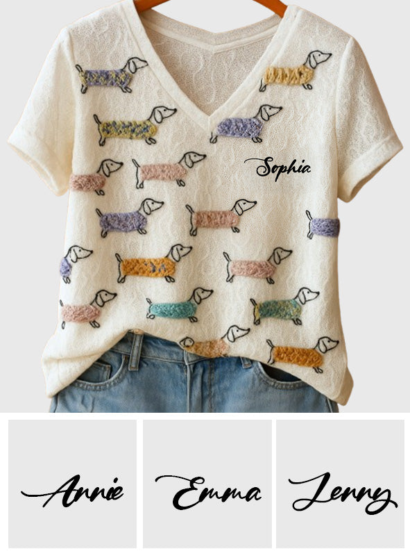 Niedliche Dackel – Personalisiertes Dackel-T-Shirt mit V-Ausschnitt und vollflächigem Aufdruck