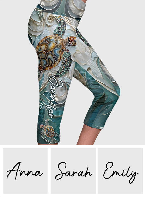 Salty Lil' Beach – Personalisierte Capri-Leggings mit Schildkrötenmotiv
