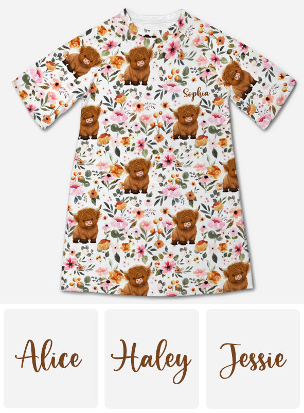 Hochlandrind mit Blumenmuster – Personalisiertes Schlafshirt mit Hochlandrind-Motiv