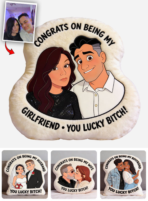 „Liebe ist mit dir“ – personalisiertes Kissen in Form eines Paares aus Kunstfell.