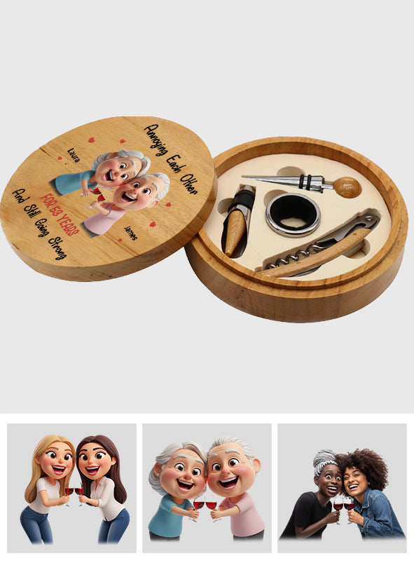 Sich gegenseitig nerven – Überzeichnetes Maskottchen – Personalisiertes Weinöffner-Set