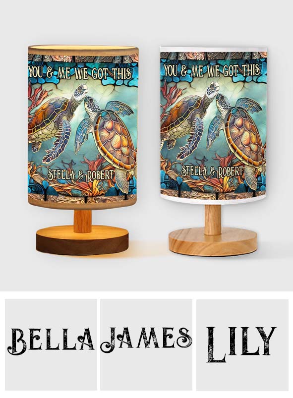 Du & Ich – Personalisierte Schildkröten-Tischleuchte mit Holzsockel