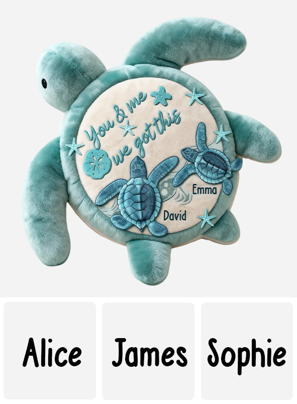 „Du und ich, wir schaffen das“ – personalisiertes Kissen in Schildkrötenform aus Kunstfell.
