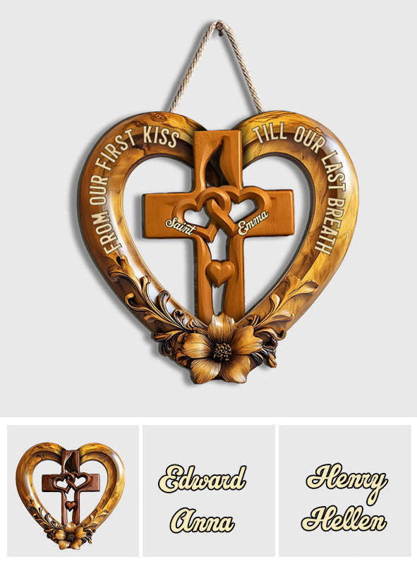 Von unserem ersten Kuss – personalisiertes Holzschild in individueller Pärchenform