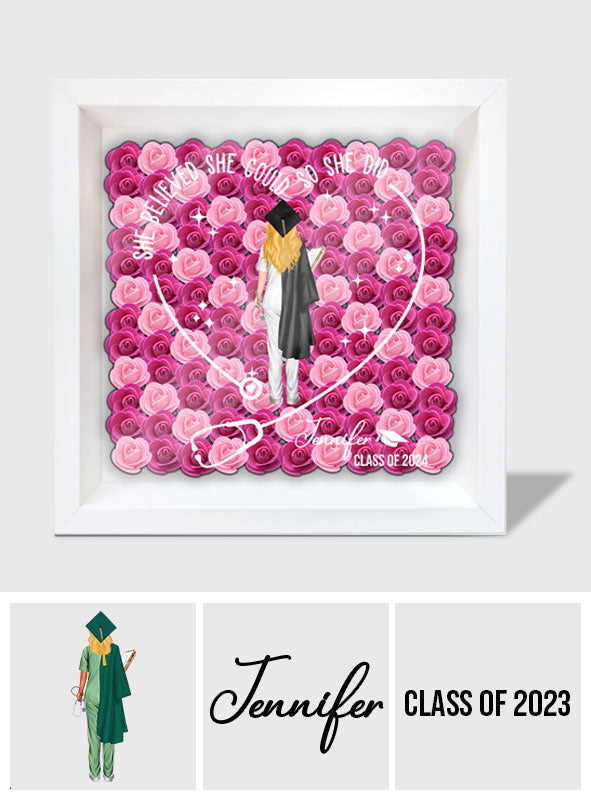 Sie glaubten daran, dass sie es schaffen konnten, und sie schafften es – personalisierte Abschluss-Schattenbox in individueller Blumenform