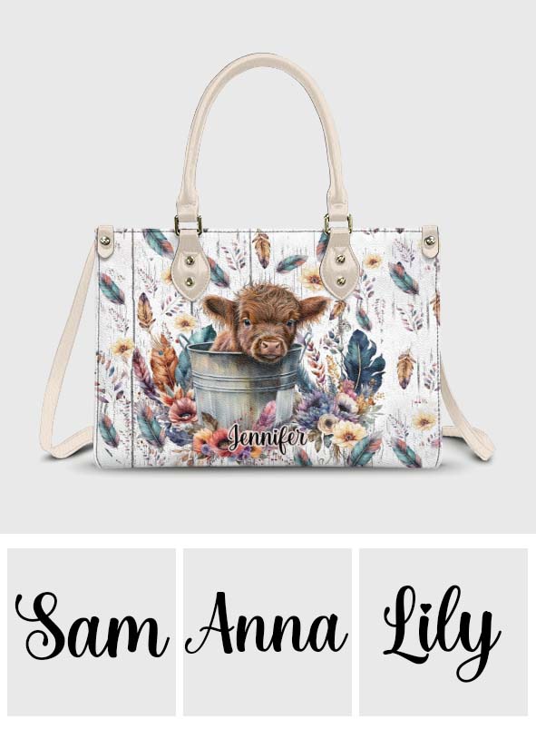 Baby Highland Cow Western Style - Personalisierte Lederhandtasche