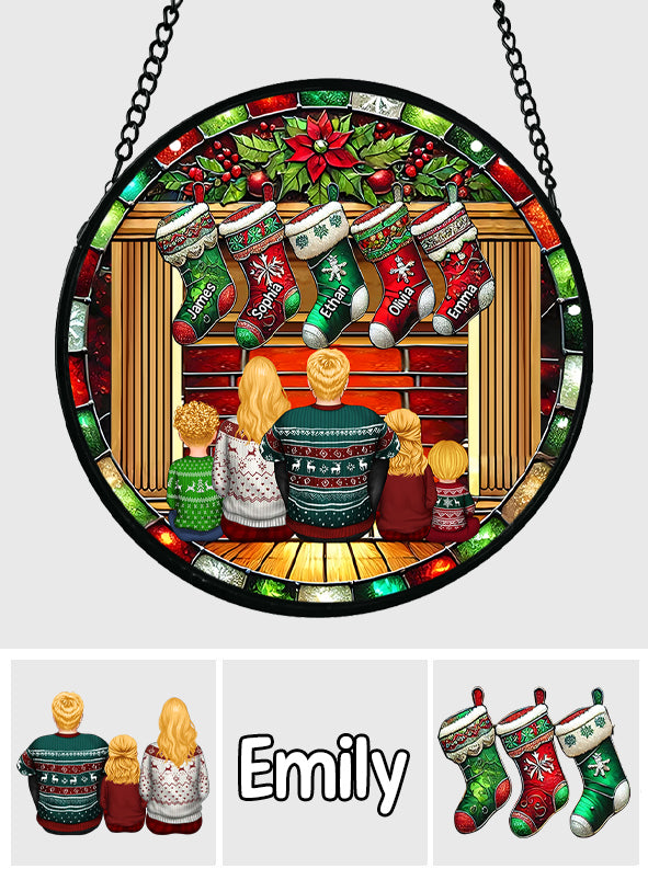 Glückliche Familie am Kamin – Personalisierter Familien-Sonnenfänger aus Buntglas