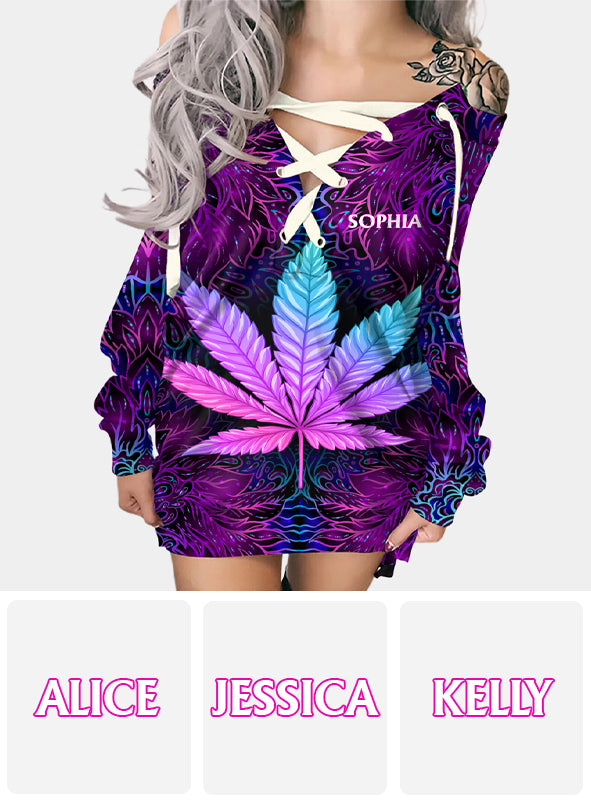 Ein bisschen high – personalisiertes schulterfreies Langarmkleid mit Weed-Motiv