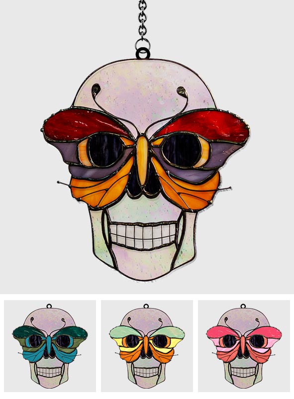Totenkopf mit buntem Schmetterling – Personalisierter Totenkopf-Fensterhänger