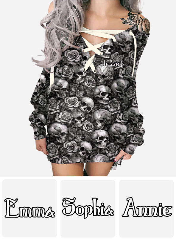 Totenkopf-Rosen-Kleid in Schwarz-Weiß – Personalisiertes Totenkopf-Kleid mit schulterfreiem Schulterbereich und langen Ärmeln