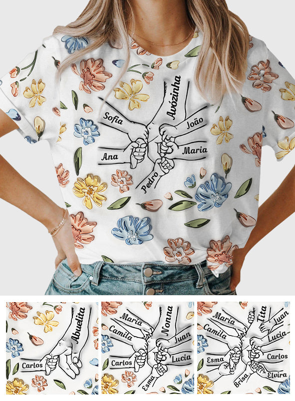 Mamas Liebe: Hände halten pastellfarbene Blumen - Personalisiertes Mutter-Shirt mit Rundum-Aufdruck