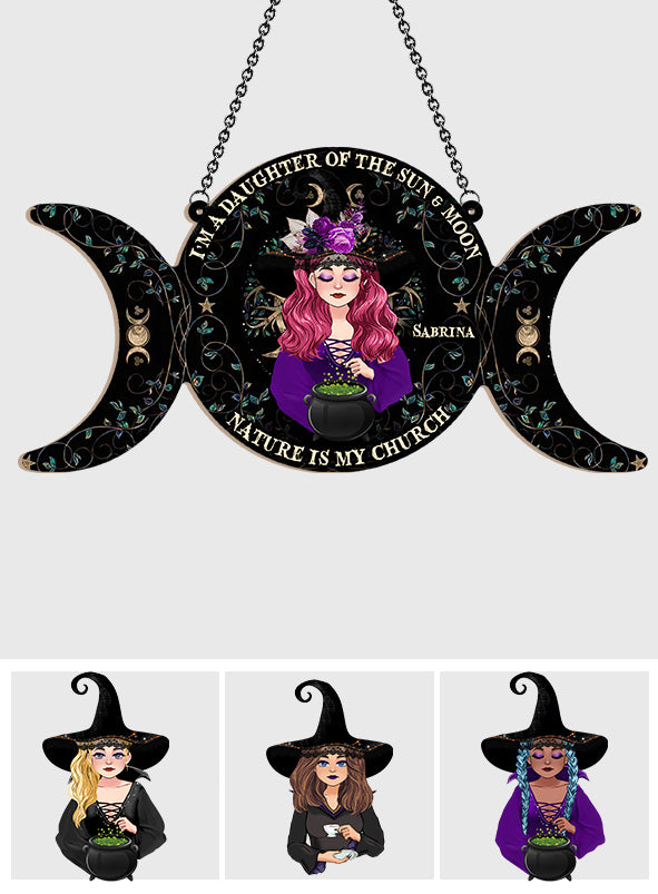 Ich bin eine Tochter von Sonne und Mond, die Natur ist meine Kirche – Personalisierter Hexen-Fensterhänger-Sonnenfänger