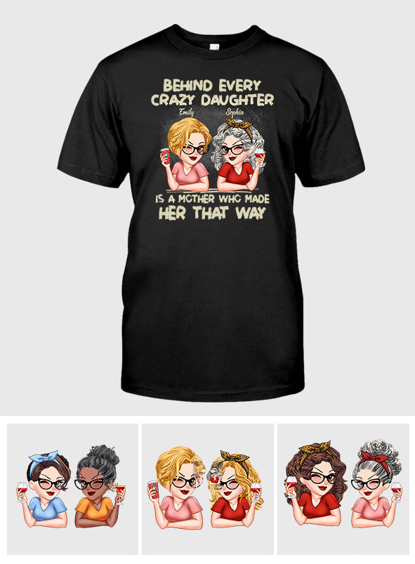 Hinter jeder verrückten Tochter steht eine Mutter – personalisiertes Mutter-T-Shirt und Hoodie