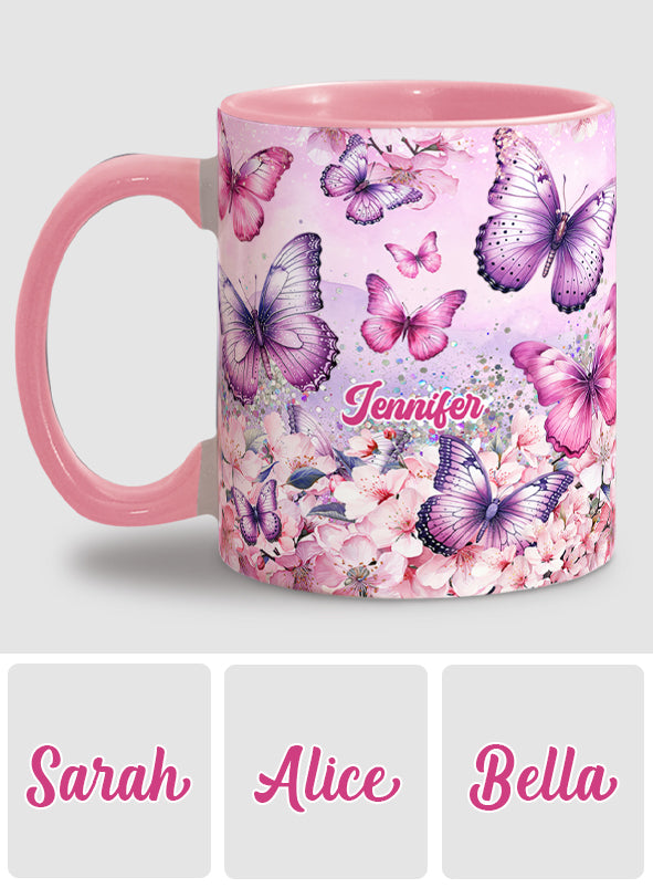 Personalisierte Tasse mit Schmetterlingsmotiv und rosa Blumenmuster