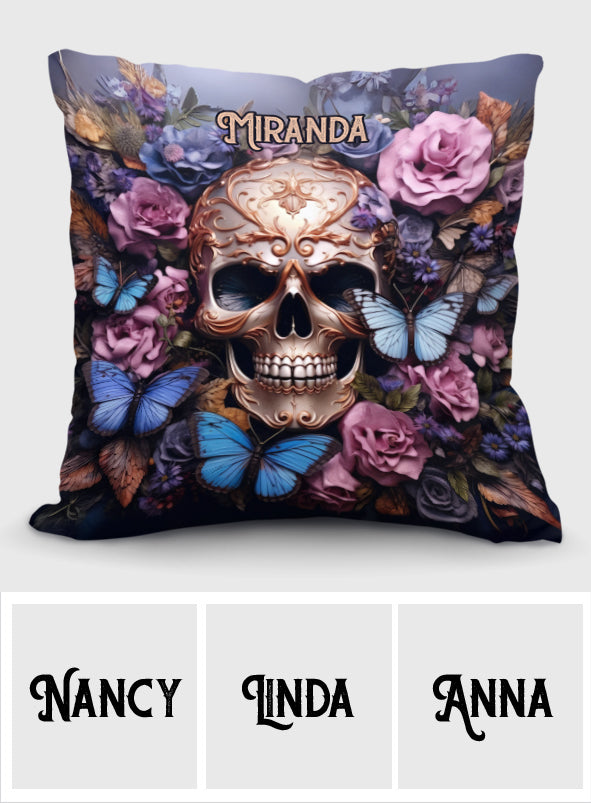 Schönheit des dunklen Totenkopfs, Rosen und Schmetterlinge - Personalisiertes Totenkopf-Dekokissen