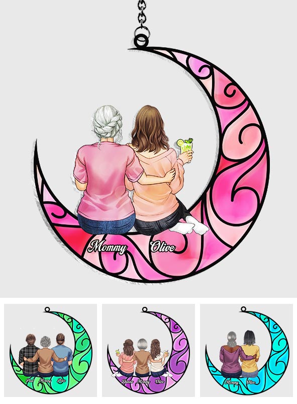 Mutter und Kinder auf dem Mond – Personalisierter Fensterhänger mit Sonnenfänger-Motiv