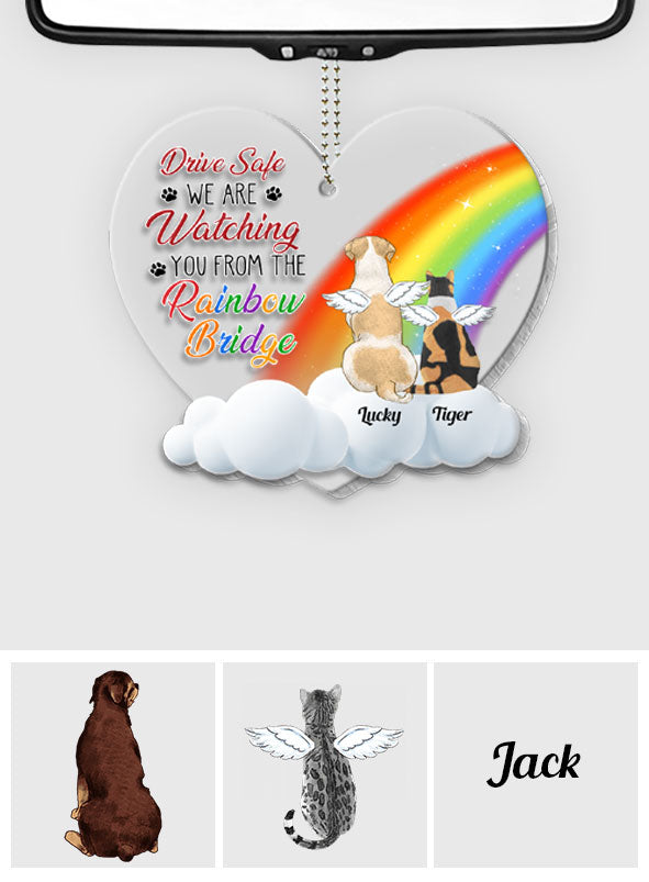 Fahr vorsichtig! Wir beobachten dich von der Regenbogenbrücke aus – Personalisierter transparenter Autoanhänger in Hundeform