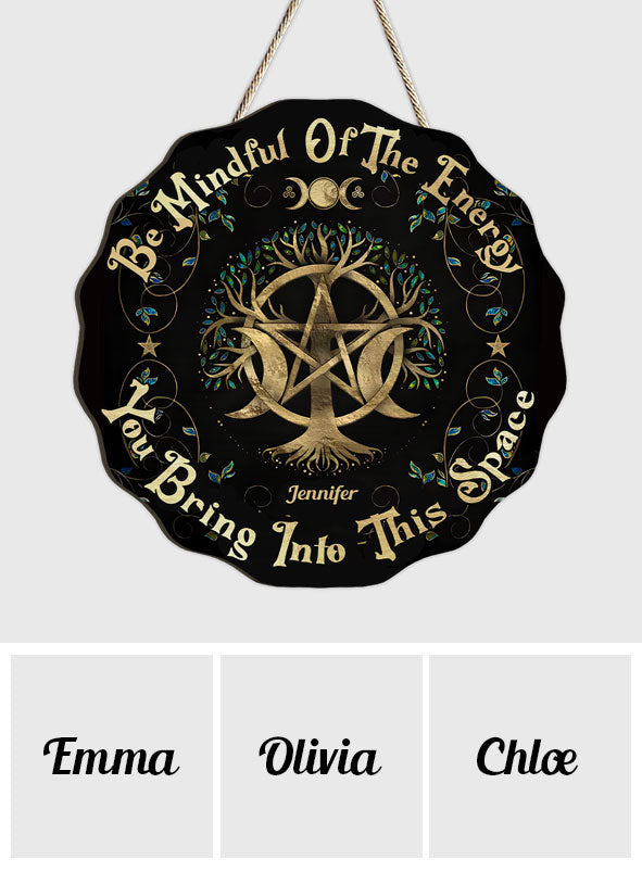 Bitte achtsam sein – personalisiertes Hexen-Holzschild in individueller Form