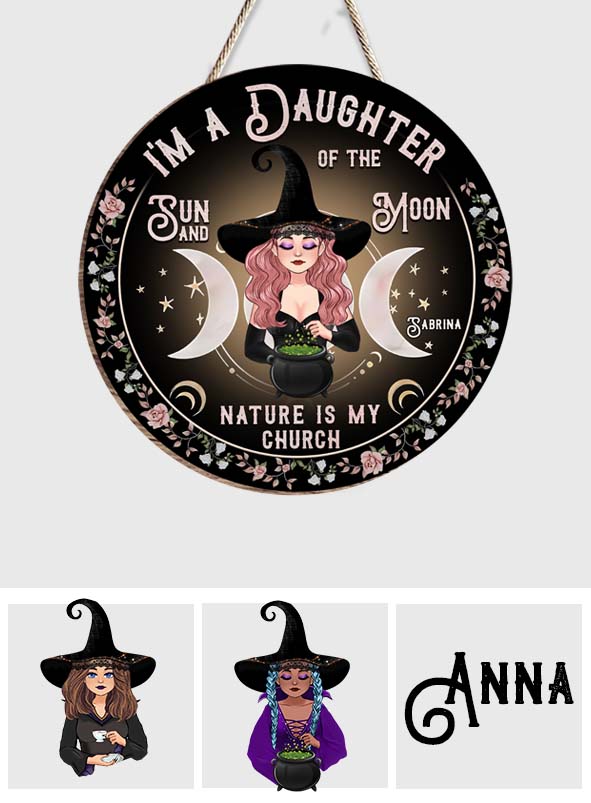 Ich bin eine Tochter von Sonne und Mond, die Natur ist meine Kirche – Personalisiertes rundes Hexen-Holzschild