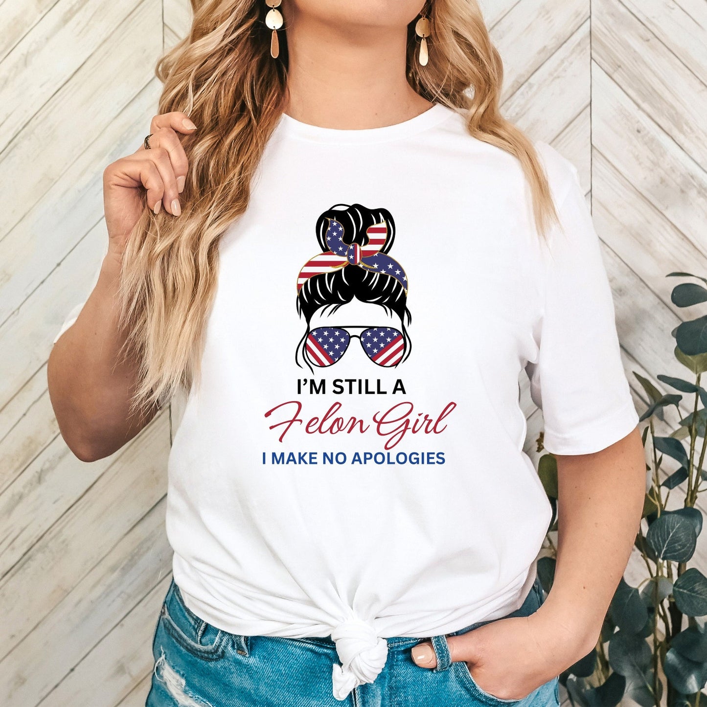 Felon 2024 Trump Felon Shirt Ich bin immer noch ein Felon Girl, ich entschuldige mich nicht. Wahl 2024 Holt Amerika zurück. Patriotisches Messy Bun Republican Tee T-Shirt & Hoodie