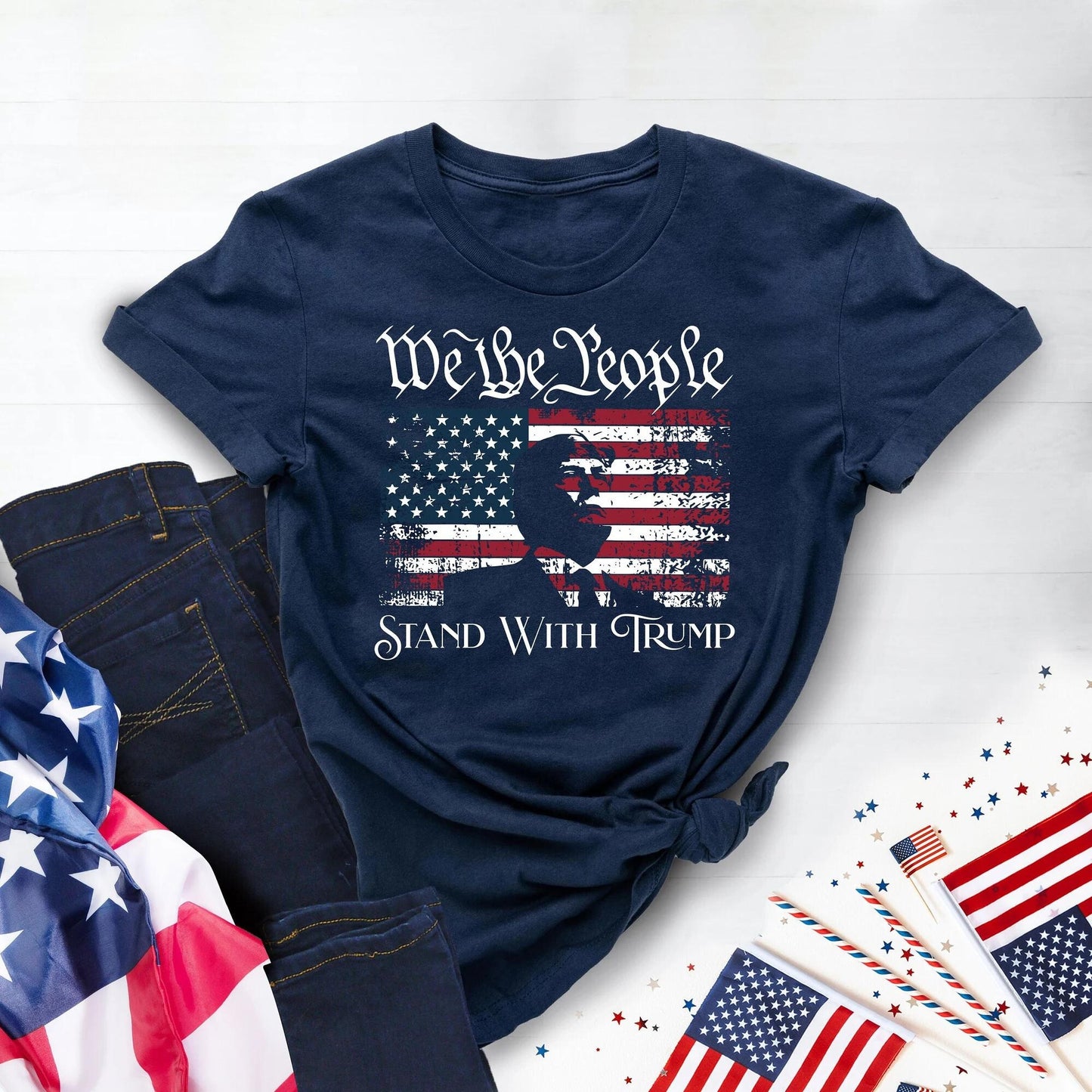 „Wir, das Volk, stehen zu Donald Trump“-Shirt, „Unterstütze Trump“-Shirt, Wahl-2024-T-Shirt, Politik-Shirt, Trump-Präsident-Shirt, Geschenkideen für Republikaner (T-Shirt & Hoodie)