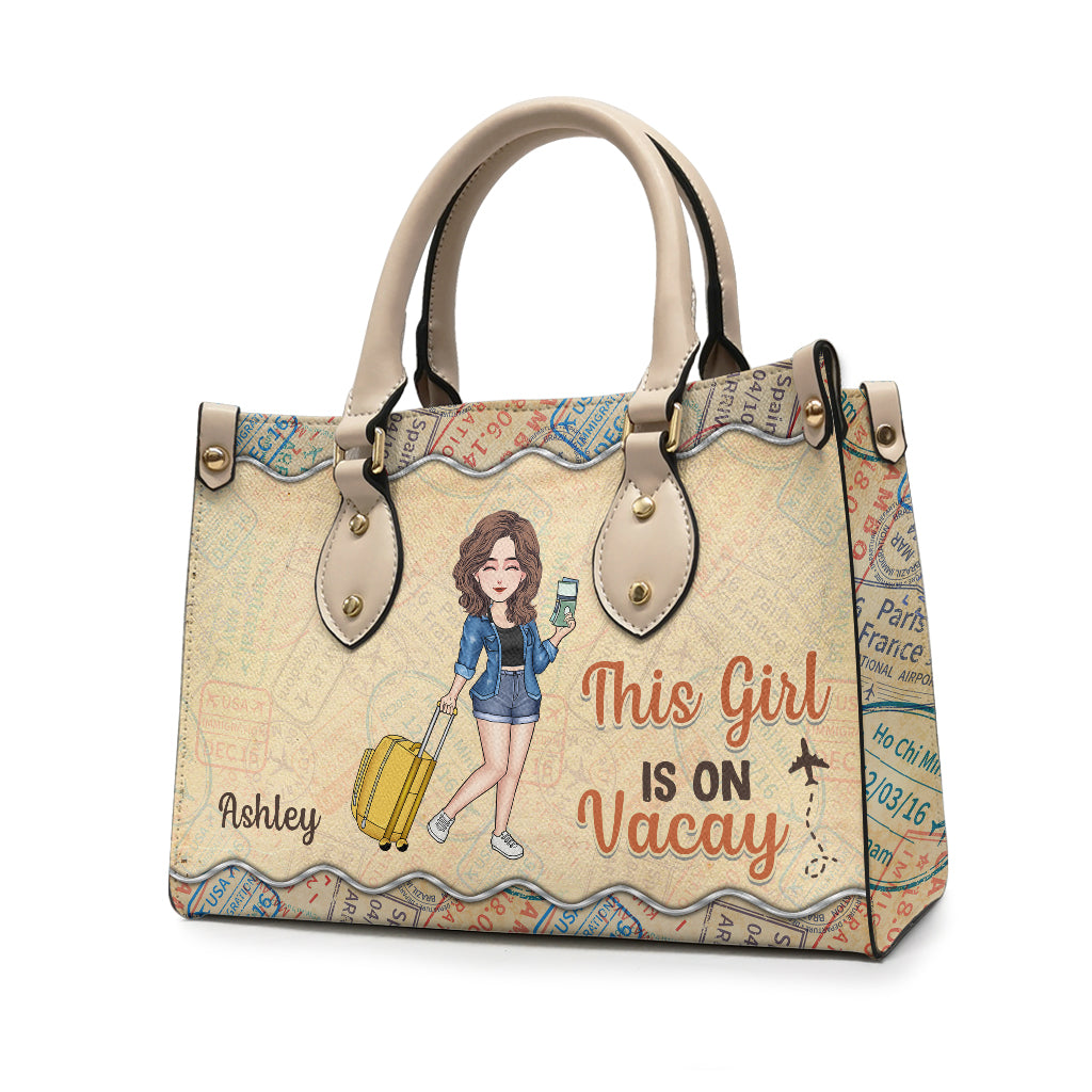 This Girl Is On Vacay – Personalisierte Reisehandtasche aus Leder