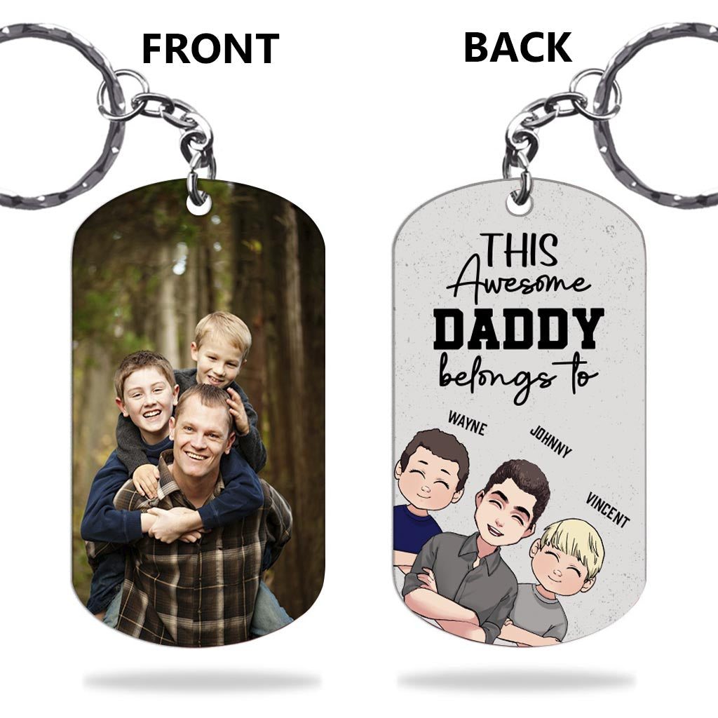 Dieser tolle Papa gehört dazu – Geschenk für Papa, Onkel, Bruder, Opa – Personalisierter Edelstahl-Schlüsselanhänger