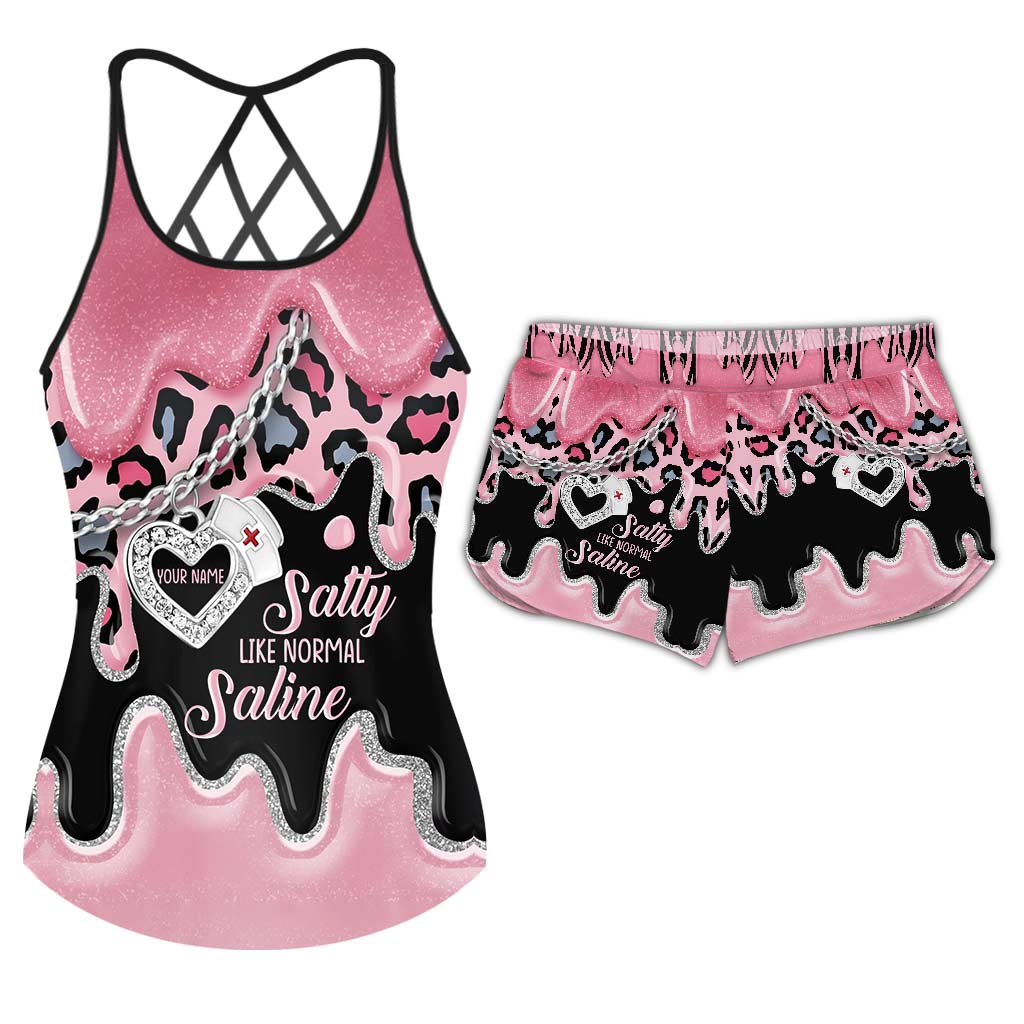 Salty Like Normal Saline – Personalisiertes Tanktop und Shorts mit Krankenschwester-Kreuzmuster