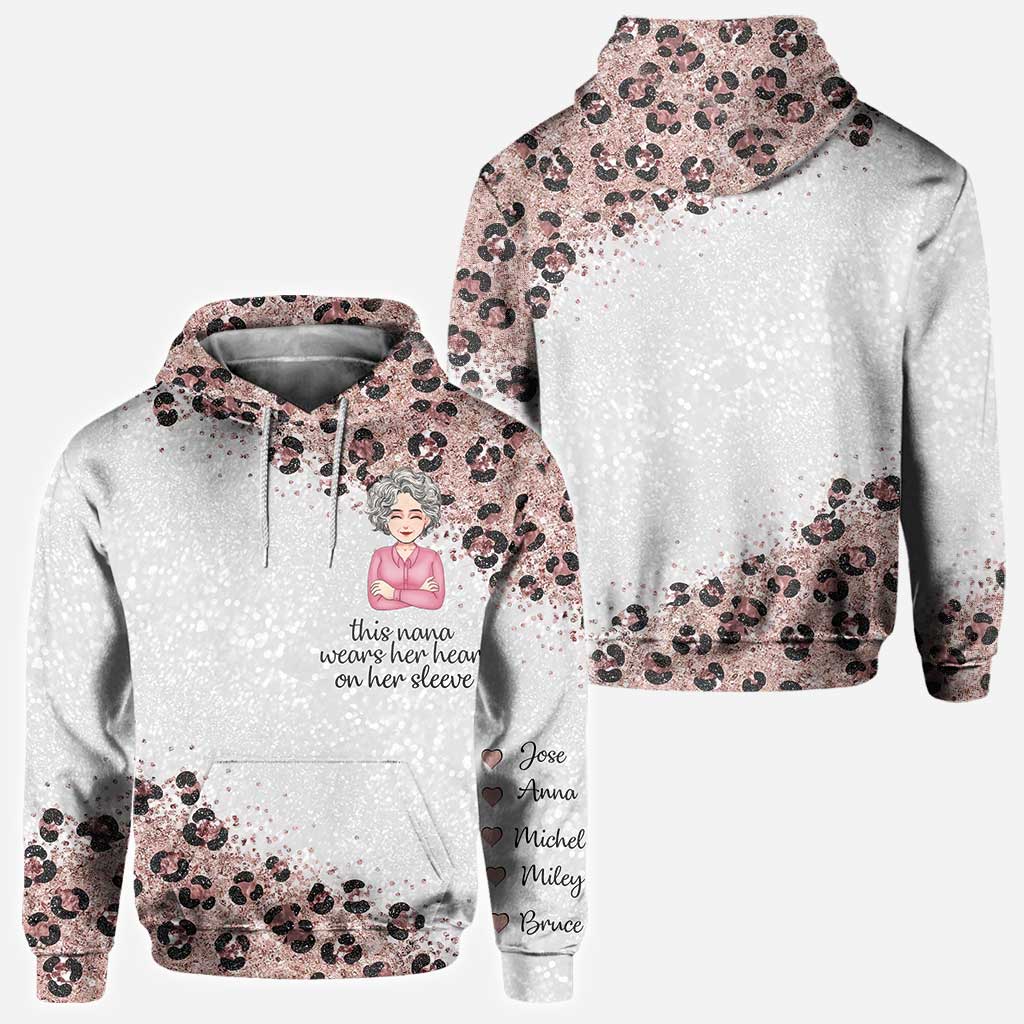 Diese Oma trägt ihr Herz auf der Zunge – personalisiertes Muttertags-T-Shirt und Hoodie mit dem Aufdruck „Oma All Over“.