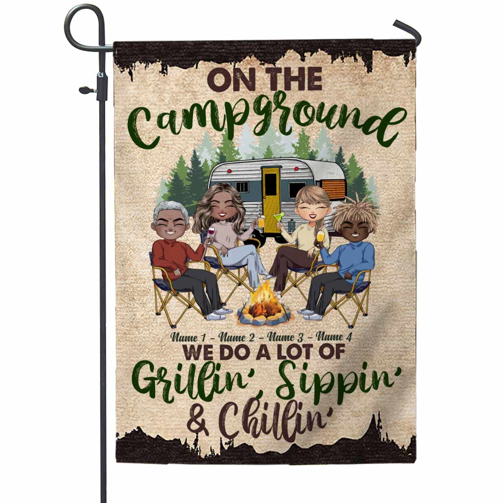Wir grillen, trinken und entspannen viel – personalisierte Camping-Gartenflagge
