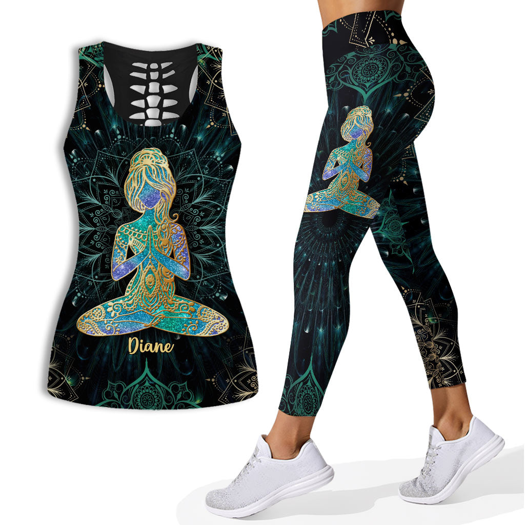 Namaste Green – Personalisiertes Yoga Hollow Tanktop und Leggings