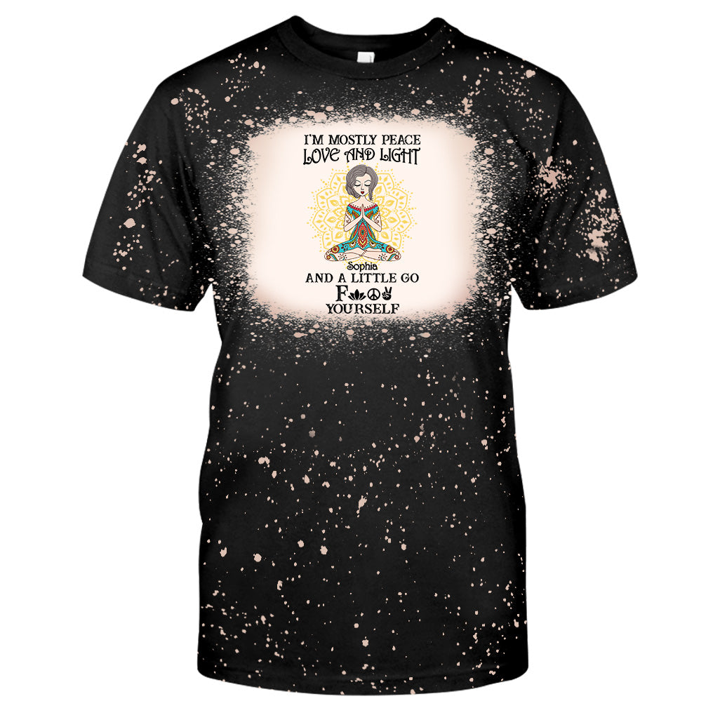 Ich bin vor allem Frieden, Liebe und Licht – personalisiertes, gebleichtes Yoga-T-Shirt