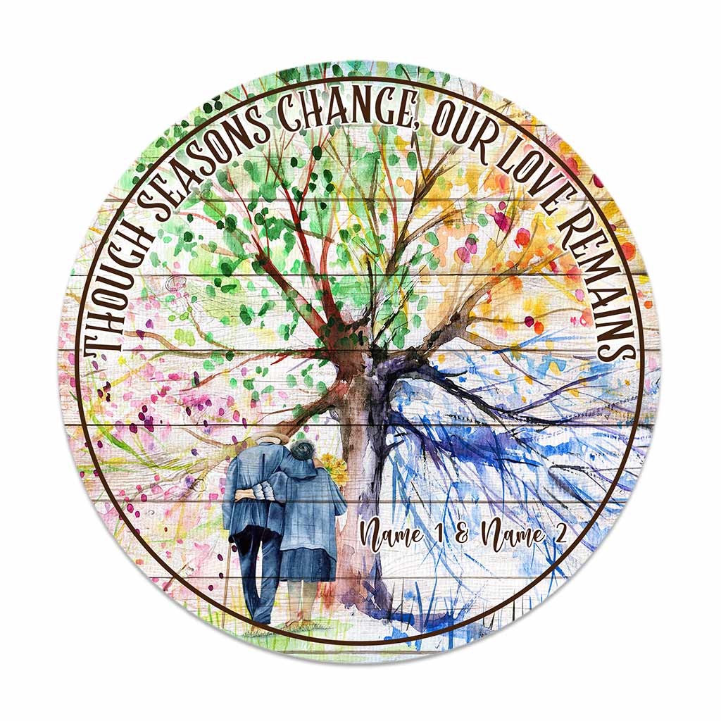 Auch wenn sich die Jahreszeiten ändern – personalisiertes rundes Holzschild für Paare