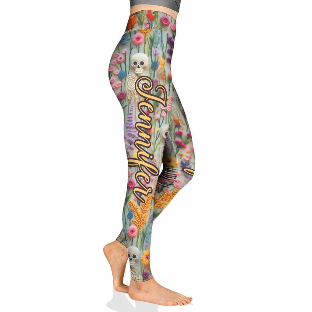 Leggings mit Totenkopf-Motiv und Blumenmuster