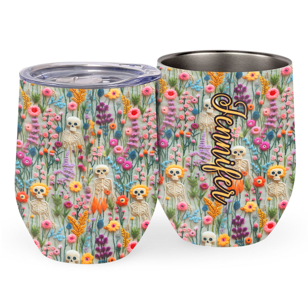 Personalisierter Totenkopf-Weinbecher mit Blumenskelett