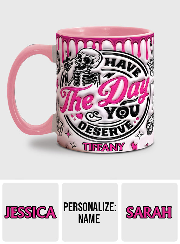 Genieße den Tag, den du verdienst – personalisierte Tasse mit Totenkopf-Akzent