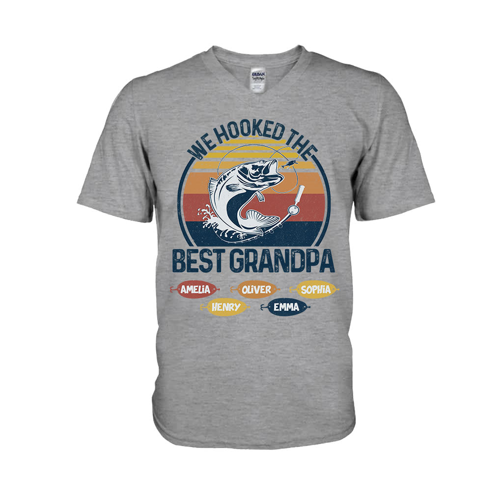 Wir haben den besten Angel-Papa und Opa am Haken! – Angelgeschenk für Papa und Opa – Personalisiertes T-Shirt und Hoodie