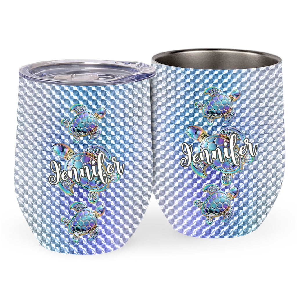 Salty Lil Beach – Personalisierter Schildkröten-Weinbecher