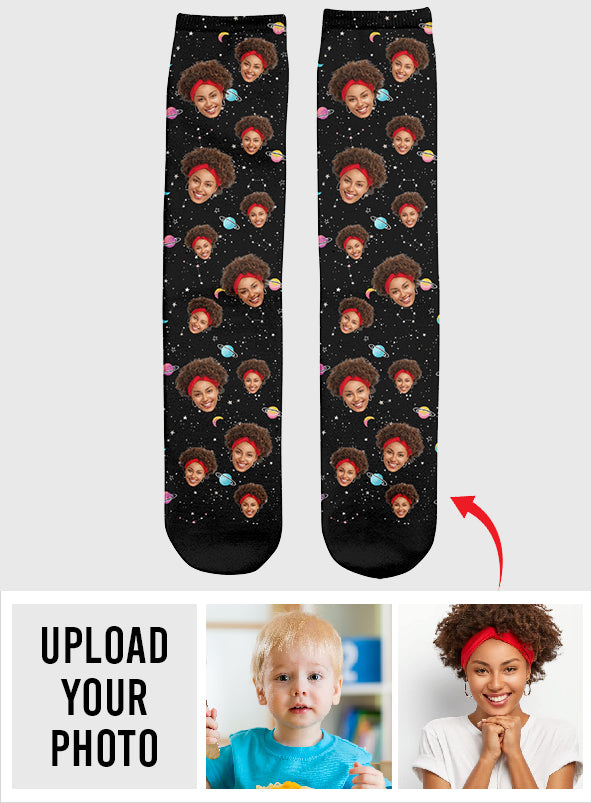 Personalisierte Socken mit Galaxy-Gesichtsmotiven für die Tochter
