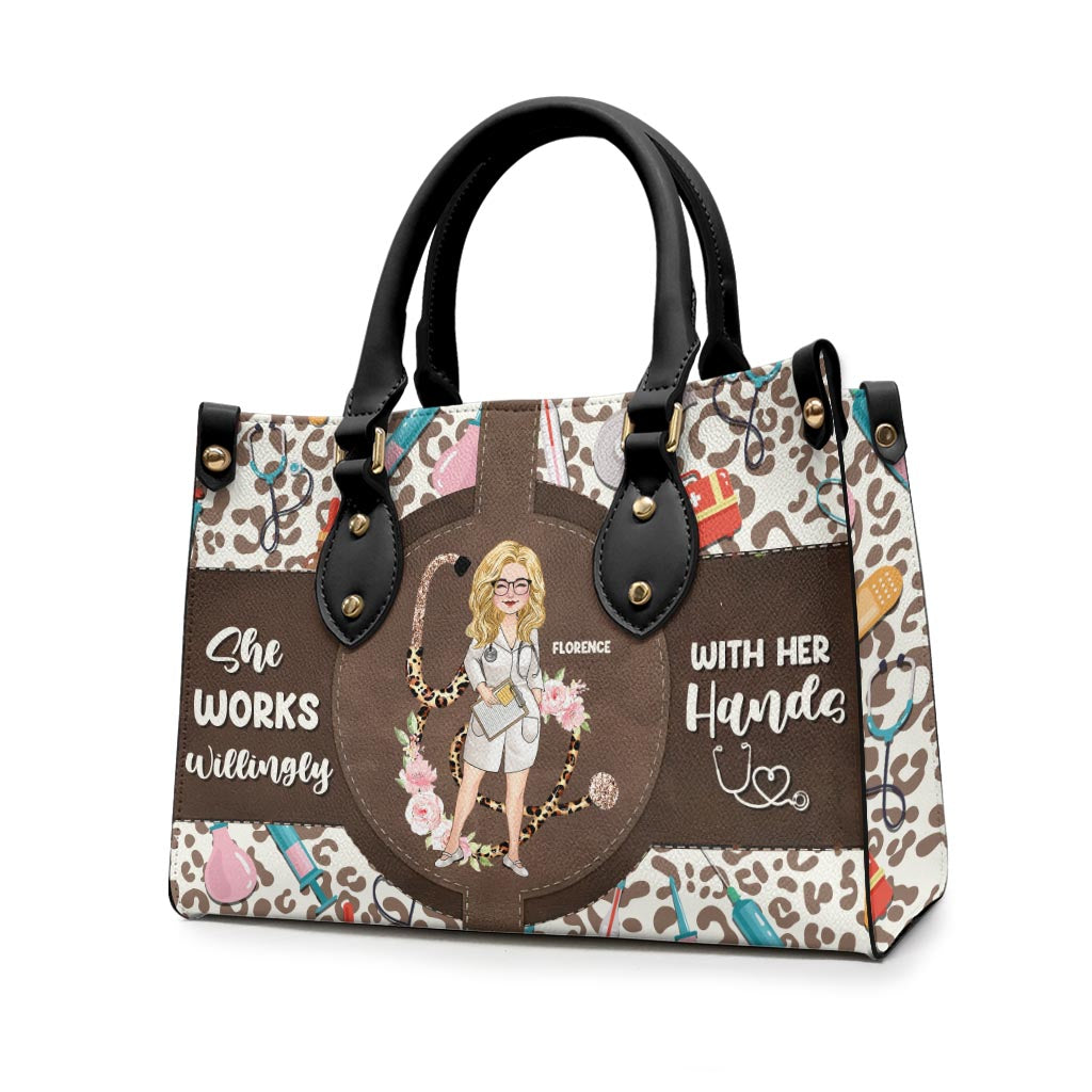Sie arbeitet bereitwillig mit ihren Händen – personalisierte Lederhandtasche für Krankenschwestern