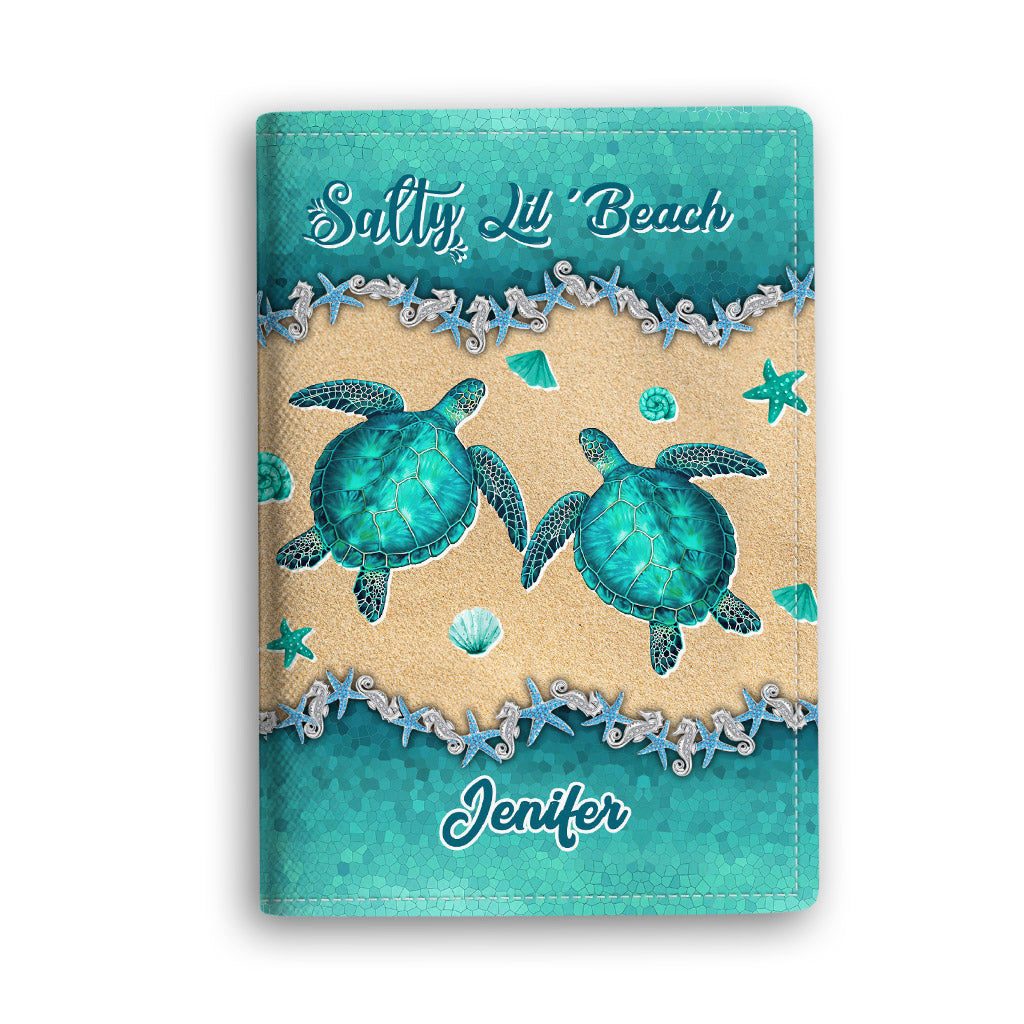 Salty Lil' Beach – Personalisierter Schildkröten-Passhalter