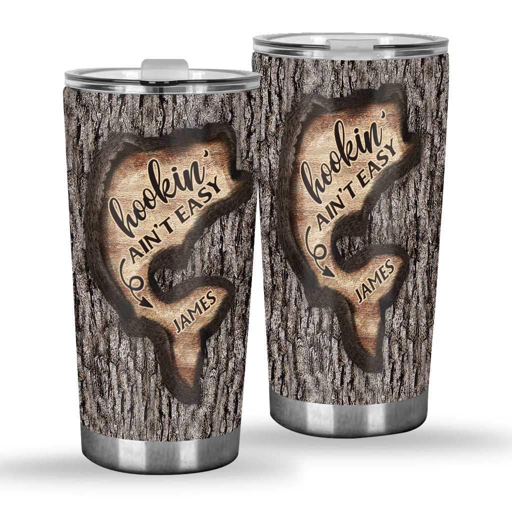 Baumschnitzerei „Liebe zum Angeln“ – personalisierter Angelbecher