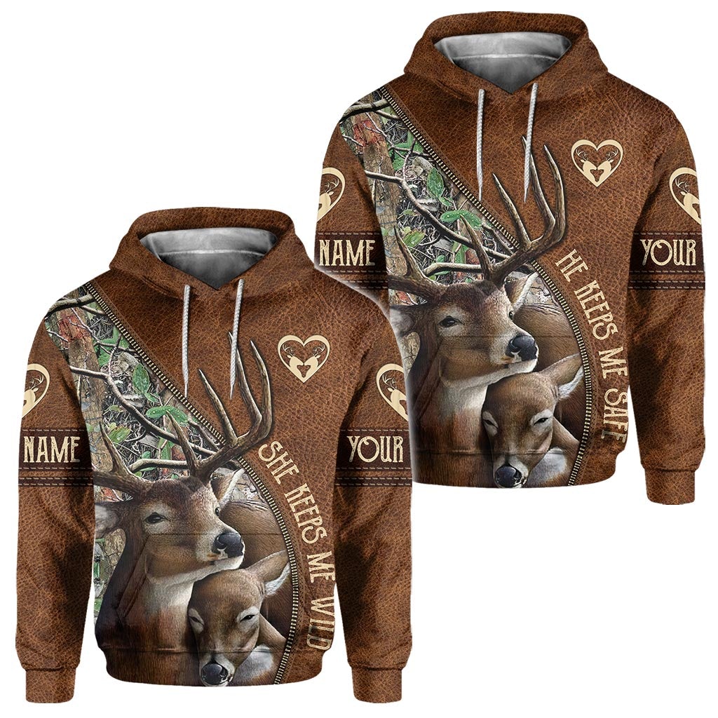 Sie hält mich wild, er hält mich sicher – Personalisiertes T-Shirt und Hoodie für Paare auf der Jagd.