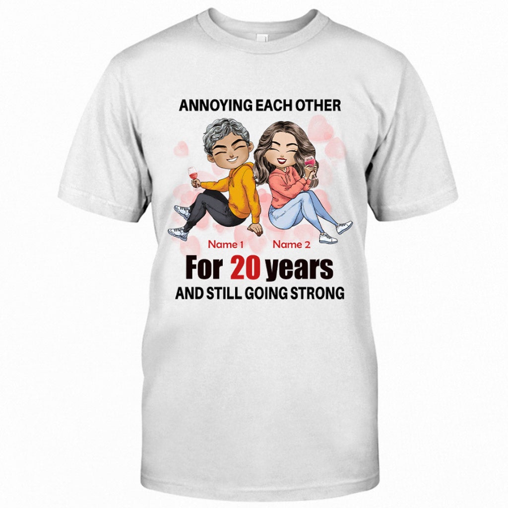 Ehepaar ärgert sich gegenseitig – Personalisiertes Partner-T-Shirt und Hoodie