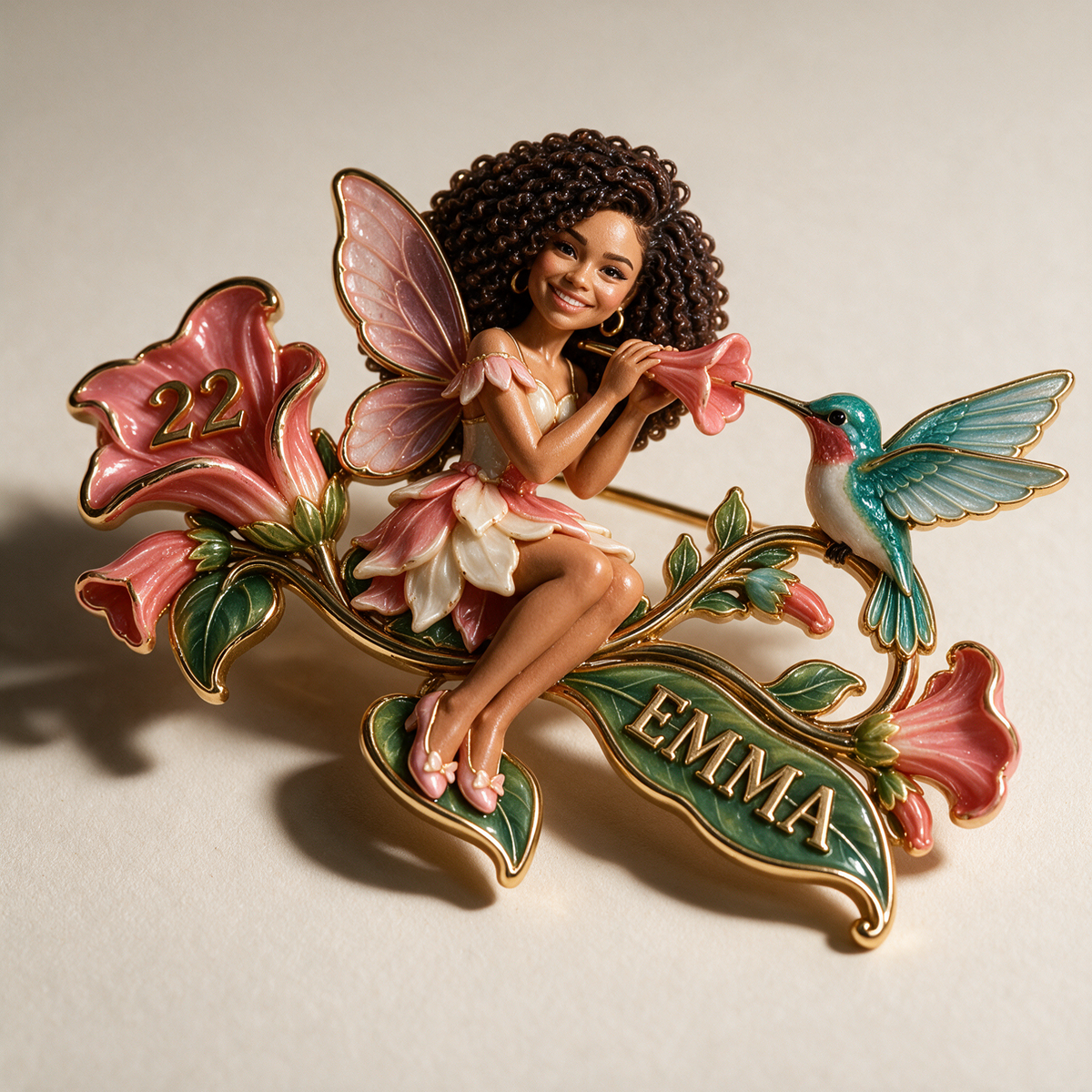 Personalisierte Blumenfee Brosche - Geburtstagsgeschenk mit Foto, Name und Alter, Kolibri und Trompetenblumen