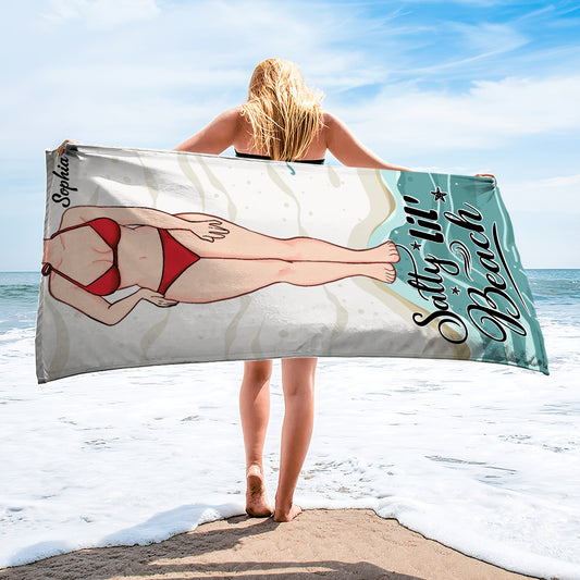 Salty Lil' Beach – Geschenk für Meeresliebhaberinnen: Personalisiertes Strandtuch für Freundin, Schwester, Ehefrau, Mutter