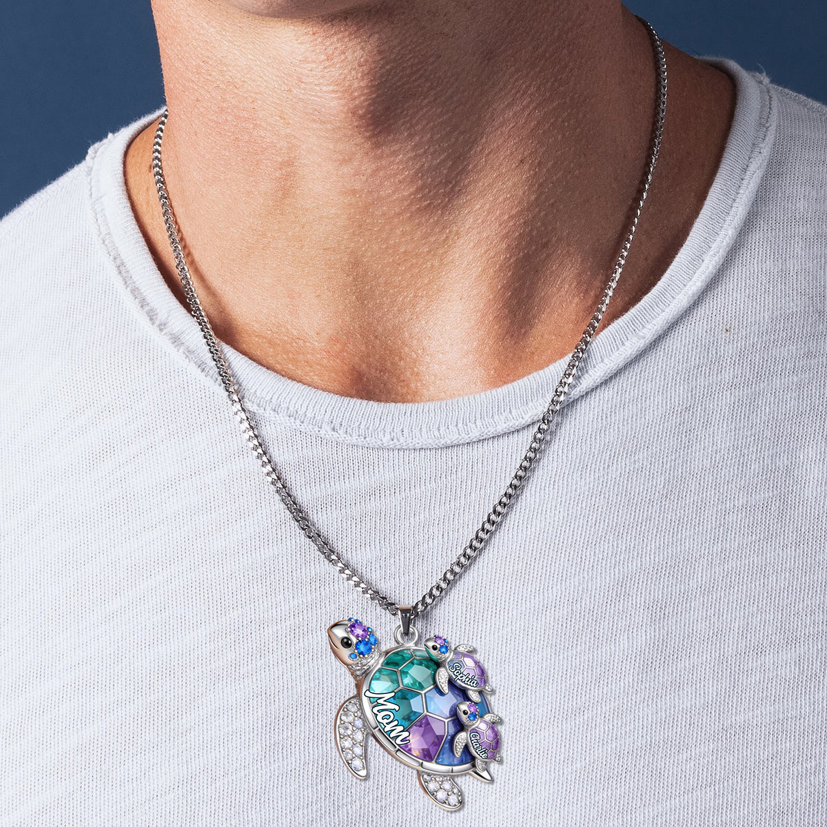 Geschenkidee für Oma und Mama – Personalisierte Halskette mit Anhänger in Form einer Oma